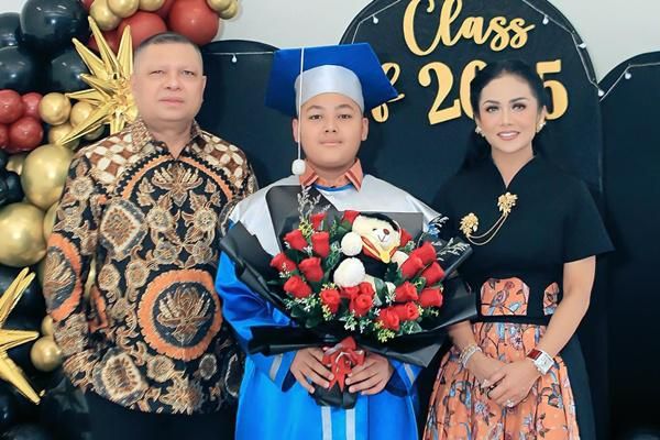 7 Potret Kellen Lemos Wisuda Lulus SD, Kris Dayanti Bangga!