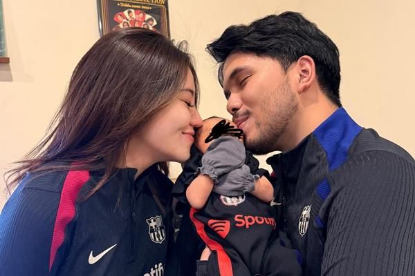 7 Potret Thariq Halilintar Mengubur Ari-ari Baby Arash