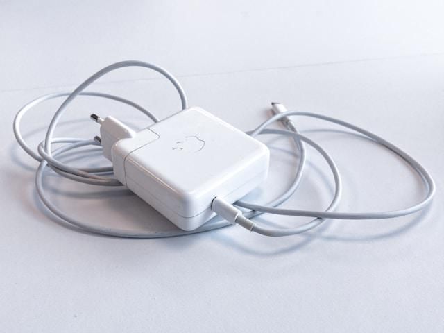 Arti Lampu Hijau dan Oranye di Charger MacBook, Jangan Salah Paham!