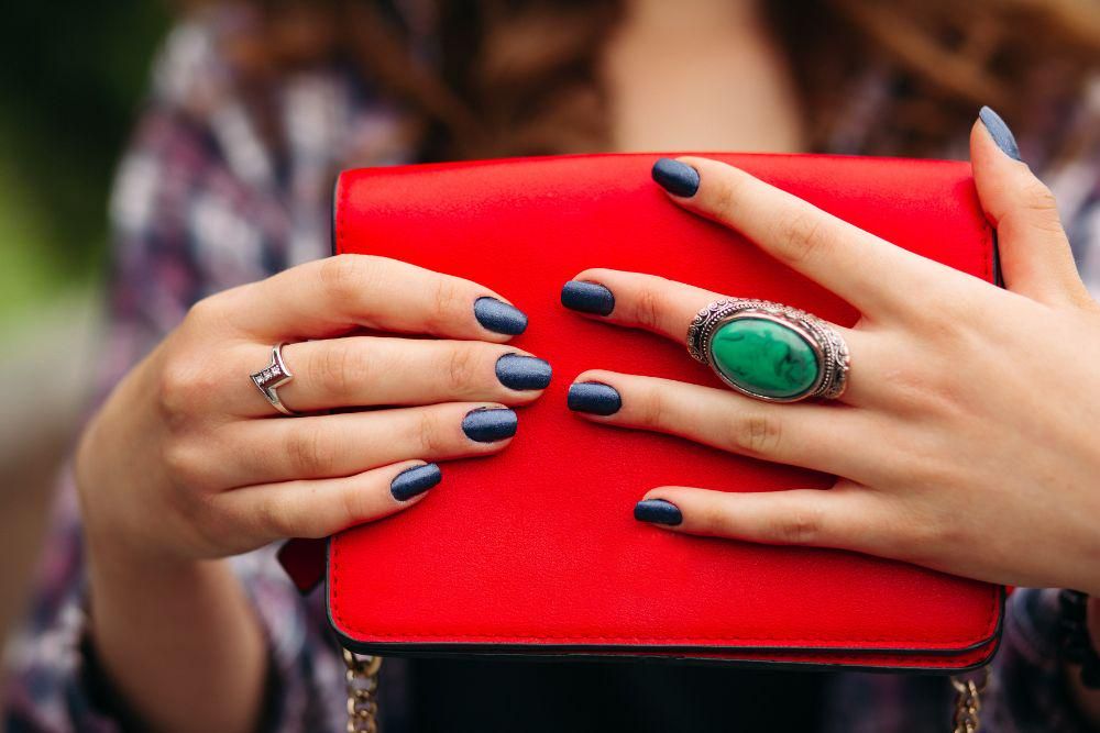 7 Inspirasi Nail Art Nuansa Navy untuk Tampil Elegan dan Modis
