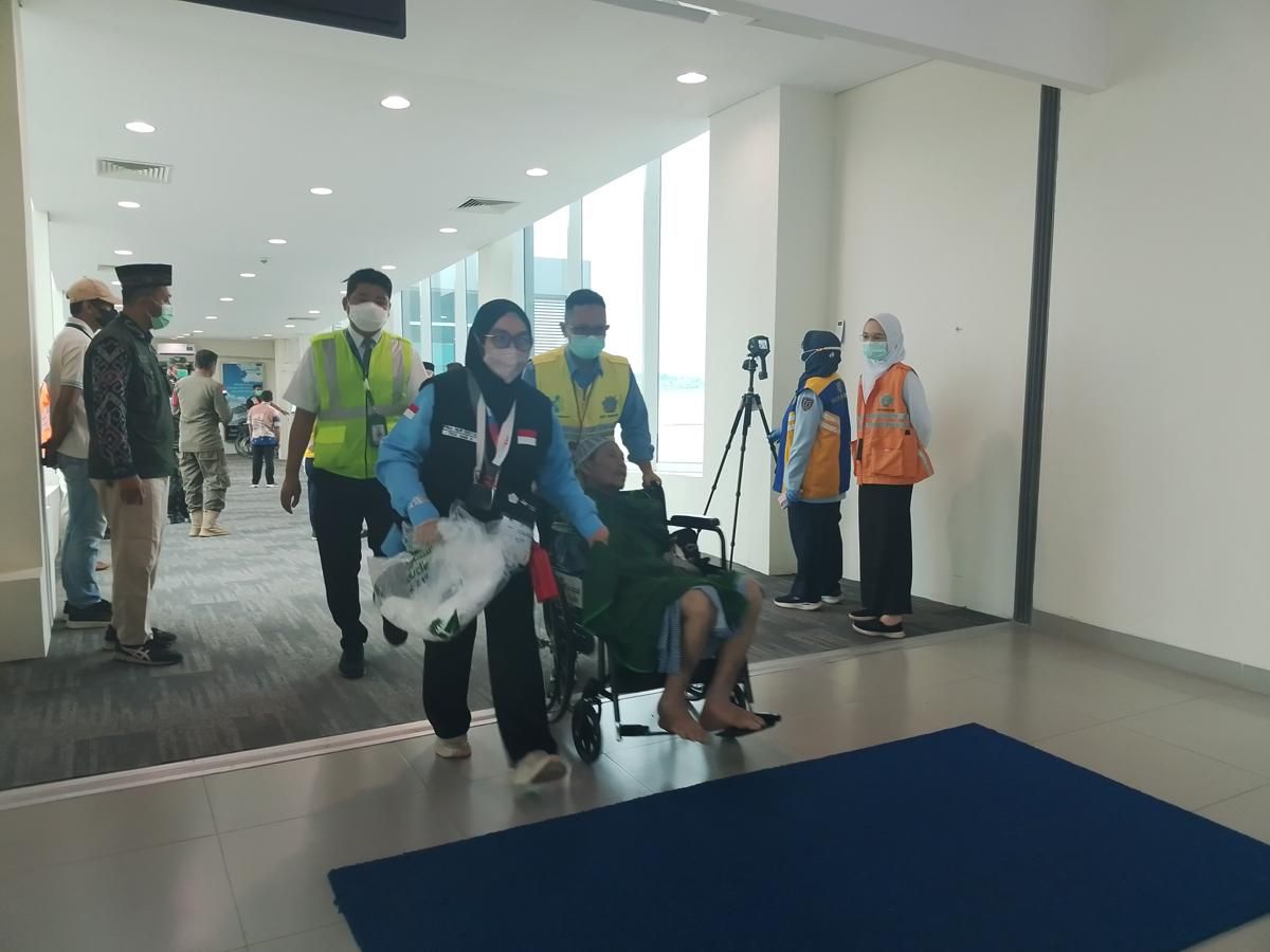 Tiba di BIJB Kertajati, Dua Jemaah Haji Majalengka Langsung Dibawa ke RS