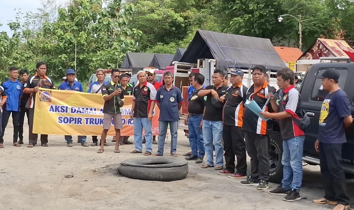 Demo ODOL, Sopir Truk Blokir Jalan Ringroad Karanganyar