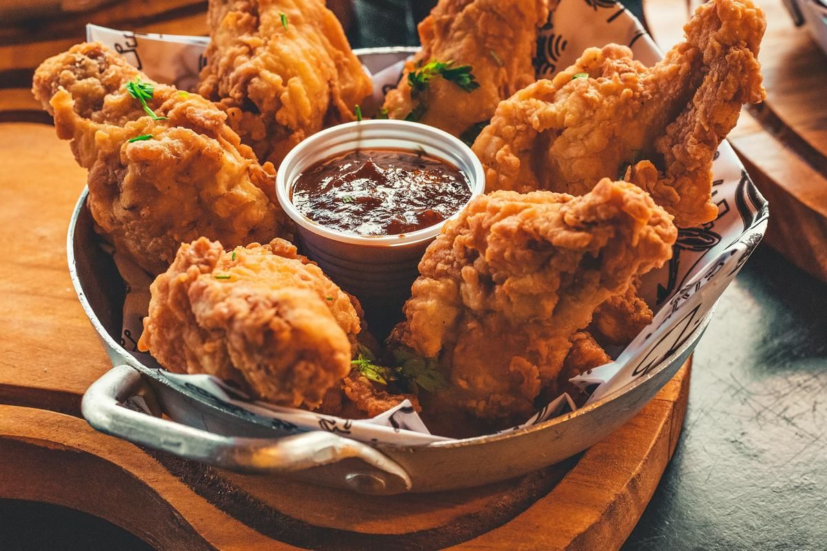 4 Tips Menggoreng Ayam agar Bagian Dalamnya Matang