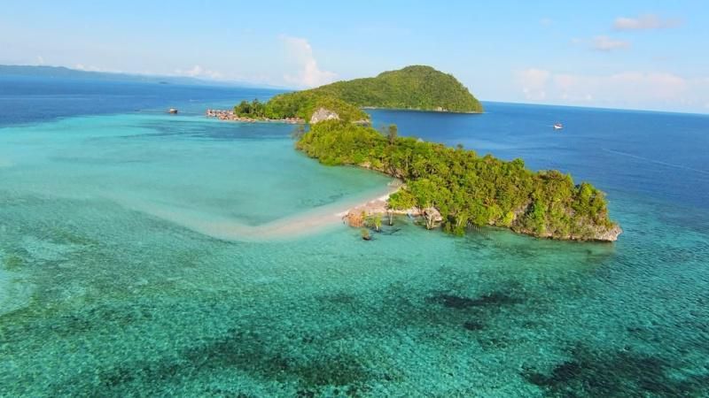 5 Pantai di Raja Ampat Ini Suguhkan Pemandangan dan Sunset Terbaik!