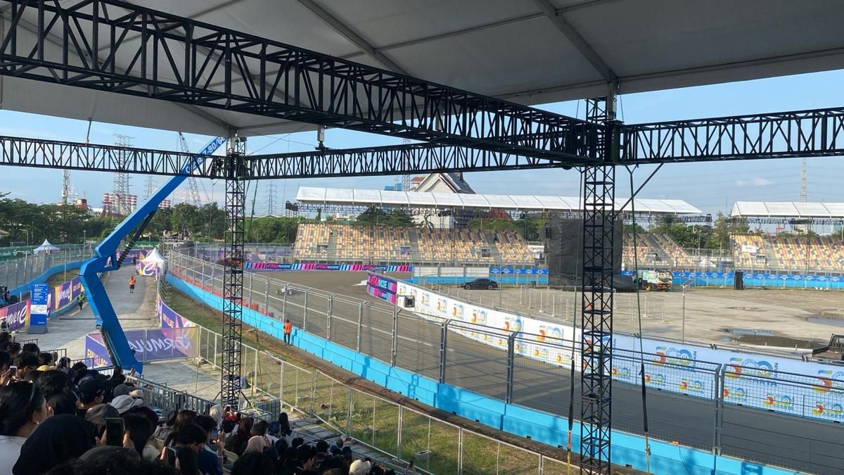 Diwarnai Red Flag, Maximilian Guenther Kuasai FP 1 Formula E Jakarta