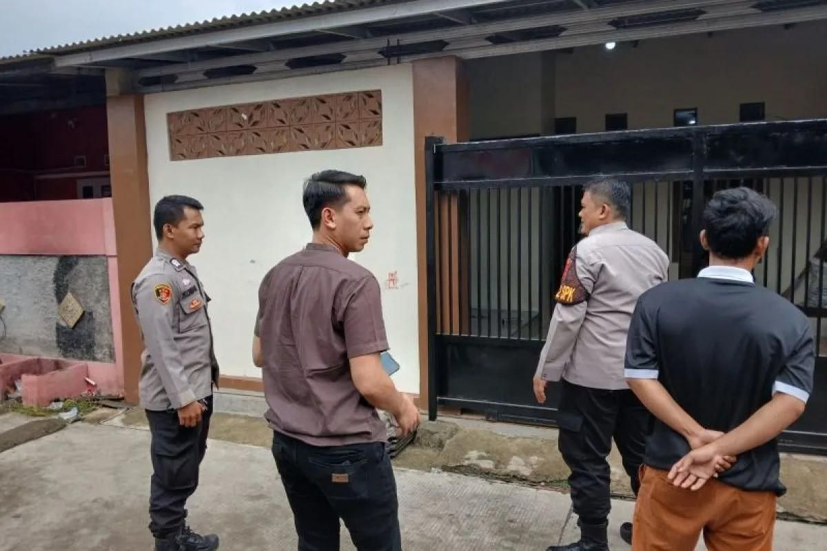 Pria di Serang Ditemukan Tewas  Bersimbah Darah di Teras Rumah