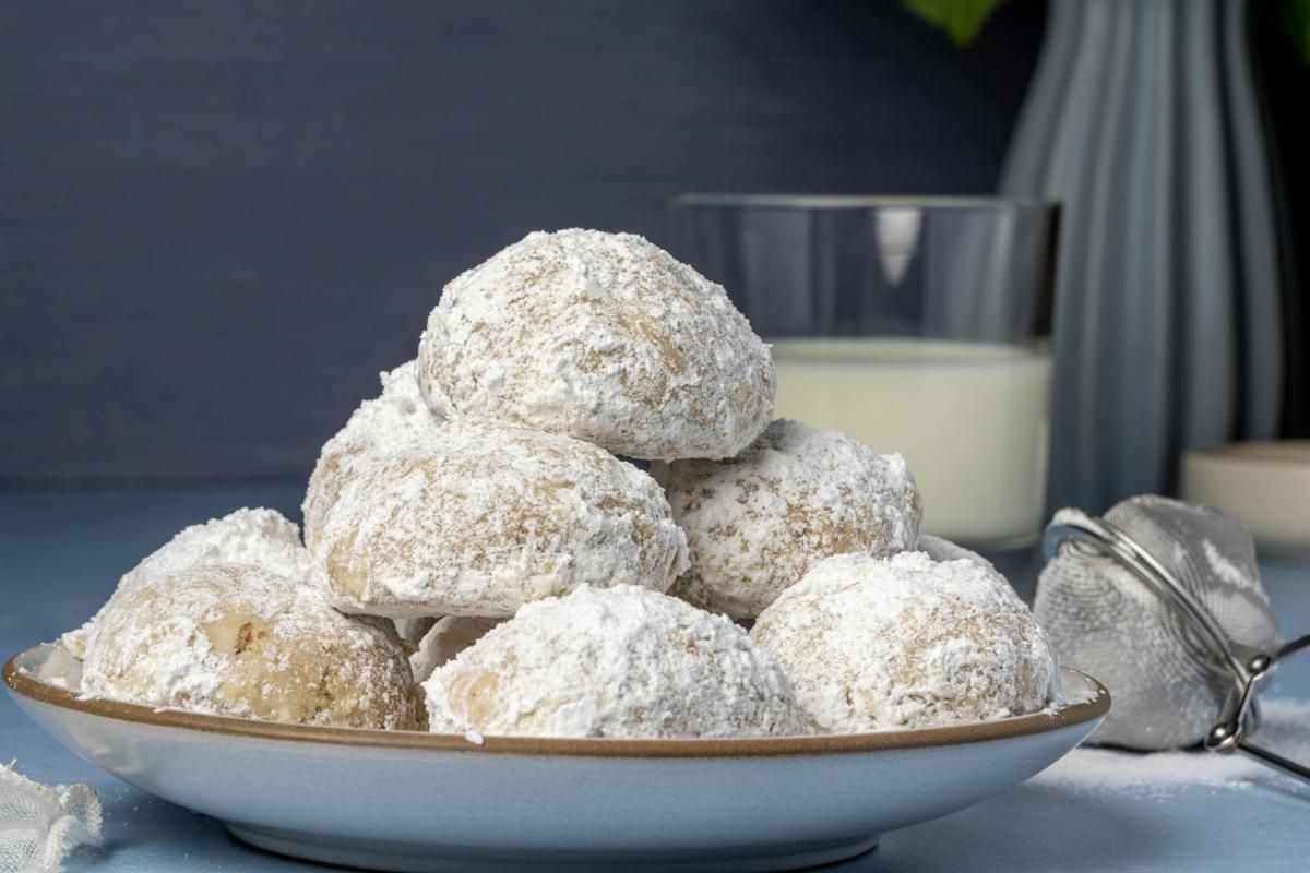 5 Tips Membuat Lapisan Gula Halus Melekat Sempurna di Snowball Cookies