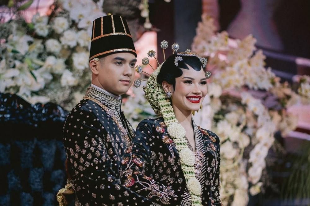 7 Artis Blasteran yang Gelar Pernikahan dengan Adat Jawa, Manglingi!