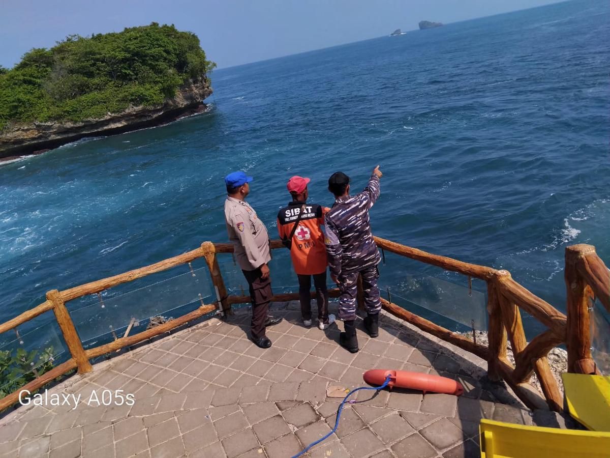 Pencarian Mahasiswa Hanyut di Pantai Ungapan Terhenti Akibat Ombak 3 Meter