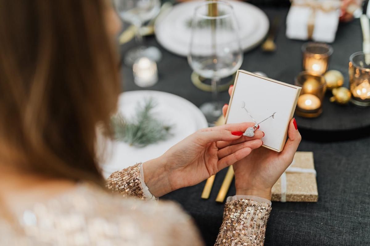 5 Tips Membelikan Perhiasan untuk Pasangan, Harus Emas?