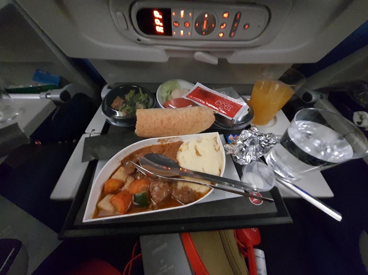 Kenapa Makanan di Pesawat Rasanya Aneh? Ini Alasannya!