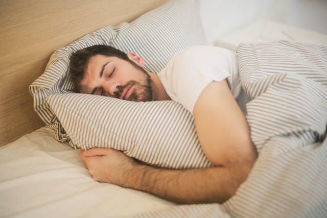 5 Cara supaya Pria Bisa Tidur Cepat dan Nyenyak, Gampang!
