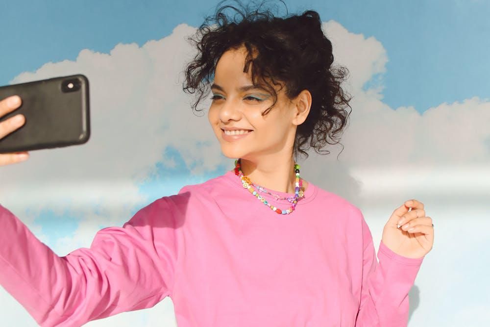 7 Inspirasi OOTD Baju Pink yang Feminim dan Lembut
