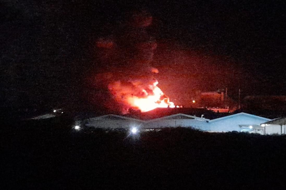 [BREAKING] Lokasi Pemusnahan 1,9 Ton Sabu di PT Desa Air Cargo Batam Terbakar Hebat
