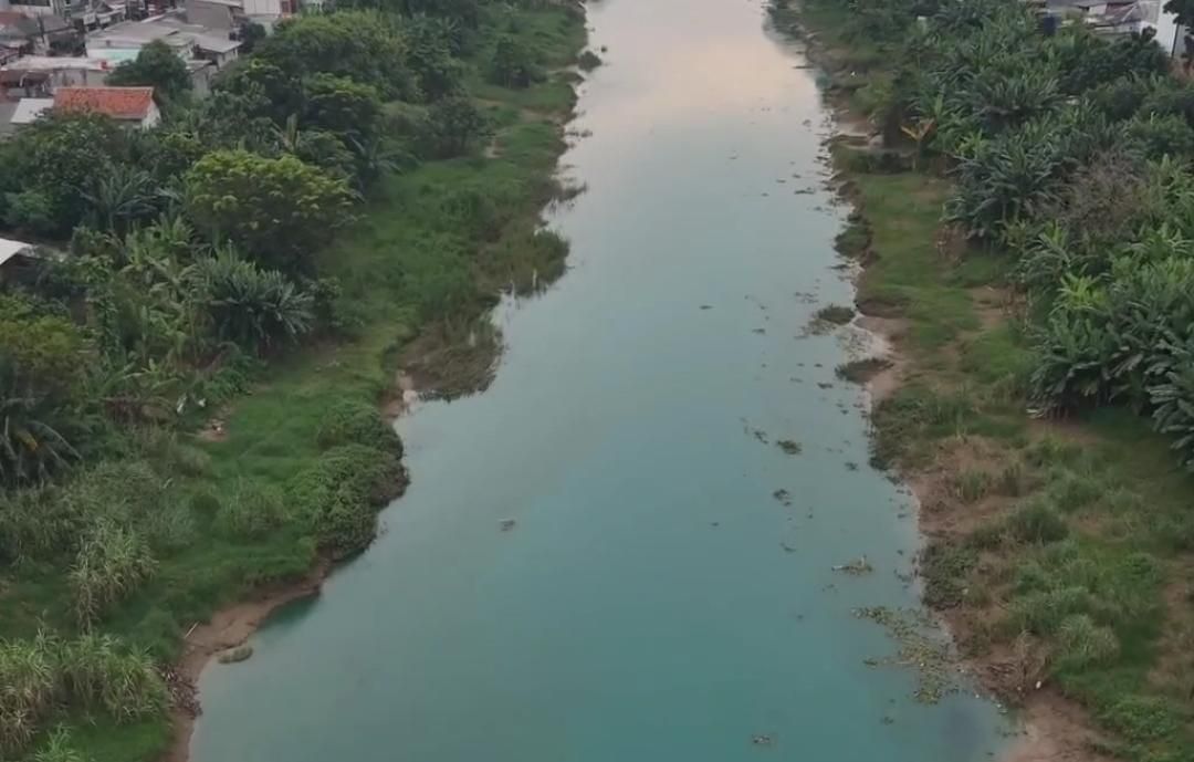 DLH Jabar Selidiki Penyebab Sungai Citarum di Karawang Berubah Warna Biru