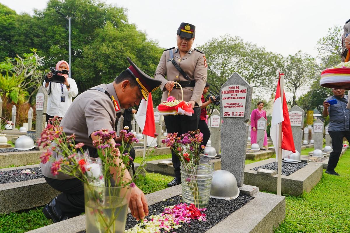 Jelang Hari Bhayangkara, Kapolri Ziarah ke Makam Jenderal Hoegeng  