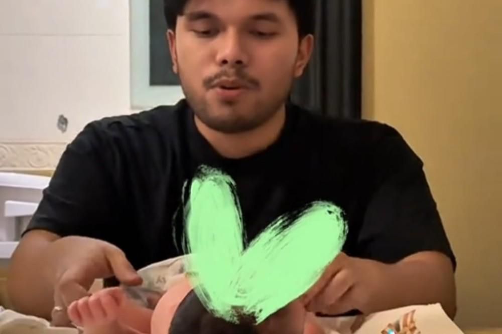 5. Potret Thariq Turut Mengasuh Baby Arash, Jadi Papa Sigap! 