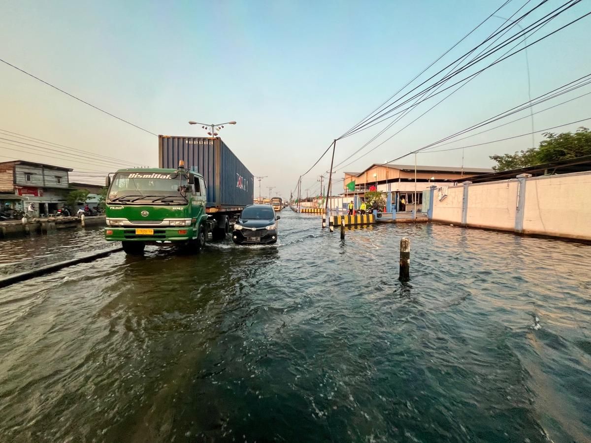 Pantura Semarang Demak Masih Lumpuh Akibat Banjir Rob: Warga Mengeluh, 3 Daerah Pesisir di Jateng Masuk Zona Siaga, BMKG Prediksi Puncaknya Akhir Juni 2025