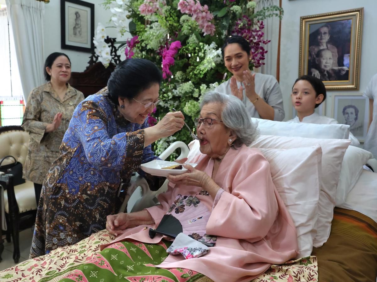 Megawati Suapi Istri Jenderal Hoegeng yang Ulang Tahun ke-100