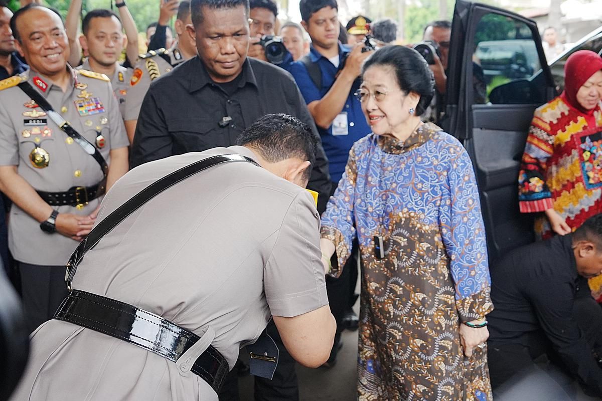 Momen Kapolri Salim ke Megawati di Rumah Istri Jenderal Hoegeng