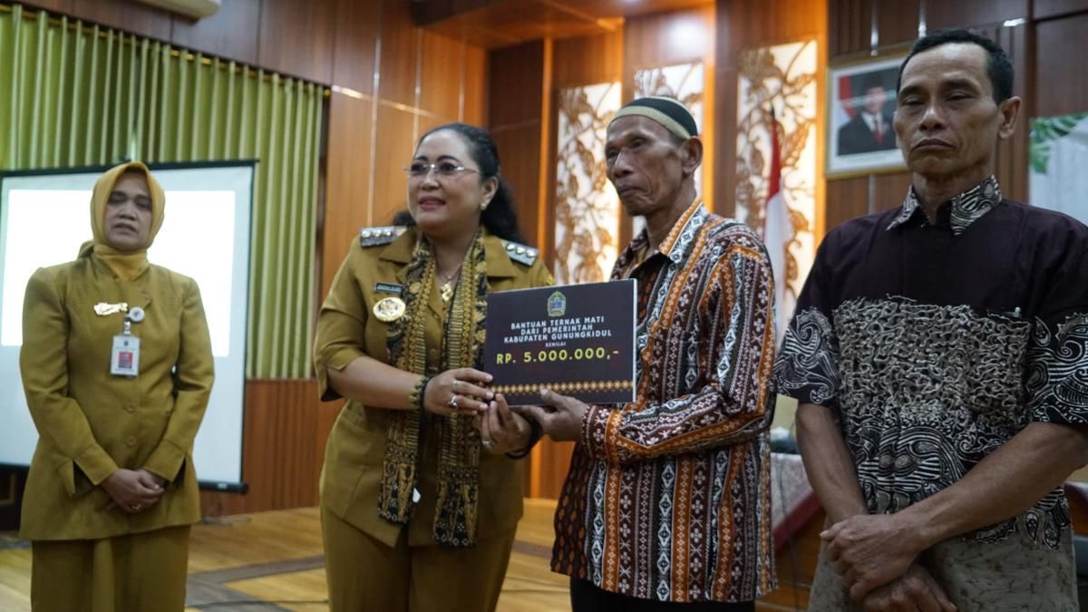 Peternak Gunungkidul Terima Bansos Ternak Mati Akibat Penyakit Menular