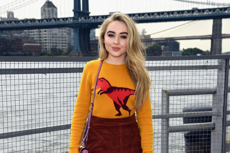 Gaya Manis Sabrina Carpenter Sebelum Berani Tampil Penuh Kontroversi