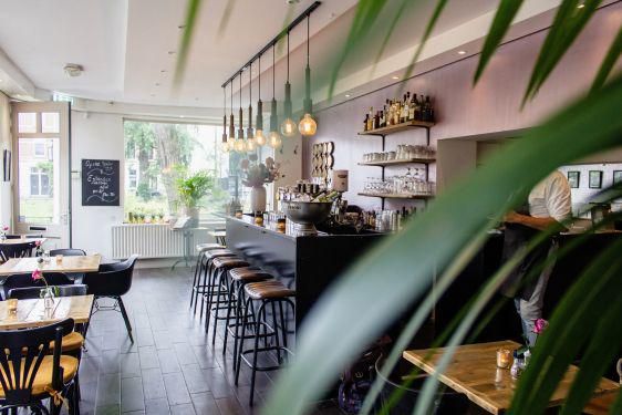 9 Cafe 24 Jam di Bandung Terdekat, Sensasi Ngopi Malam di Hutan Pinus
