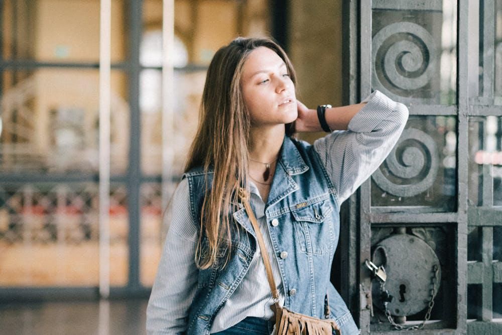 7 OOTD Baju Warna Denim, Cocok untuk Tampil Kasual