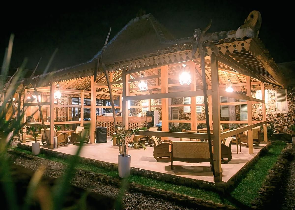 The Palms Cafe, Tempat Nongkrong Unik Nuansa Joglo Klasik