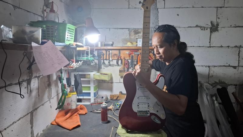 Dari Bengkel Sederhana di Madiun, Gitar Karya Jujuk Mendunia