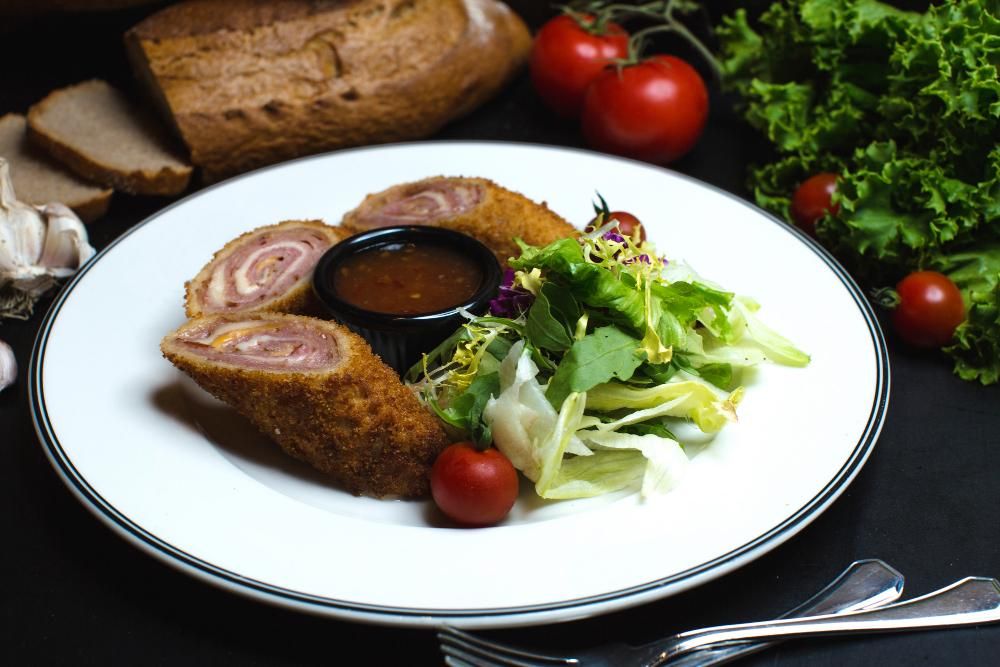 5 Tips Bikin Beef Cordon Bleu yang Juicy dan Kejunya Lumer di Mulut