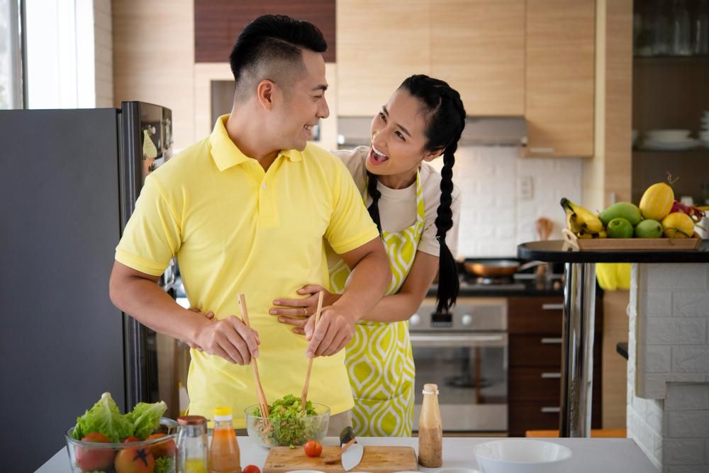 7 Cara Suami Bisa Bantu Istri Tanpa Diminta tapi Tetap Dihargai, Makin Disayang!