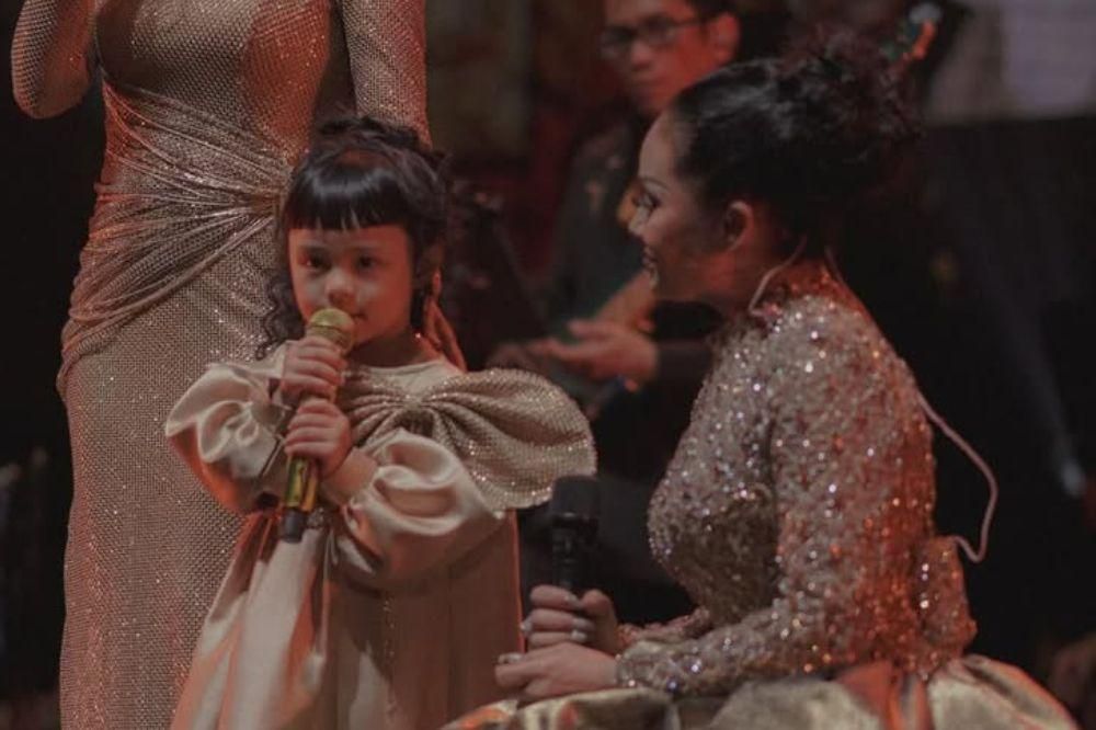 6 Momen Ameena Tampil di Konser Krisdayanti, Pakai Wig bak Diva!