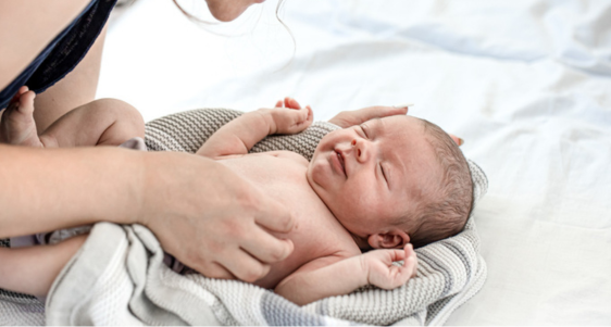  Tali Pusar Bayi Lepas tapi Masih Basah? Ini Penyebabnya