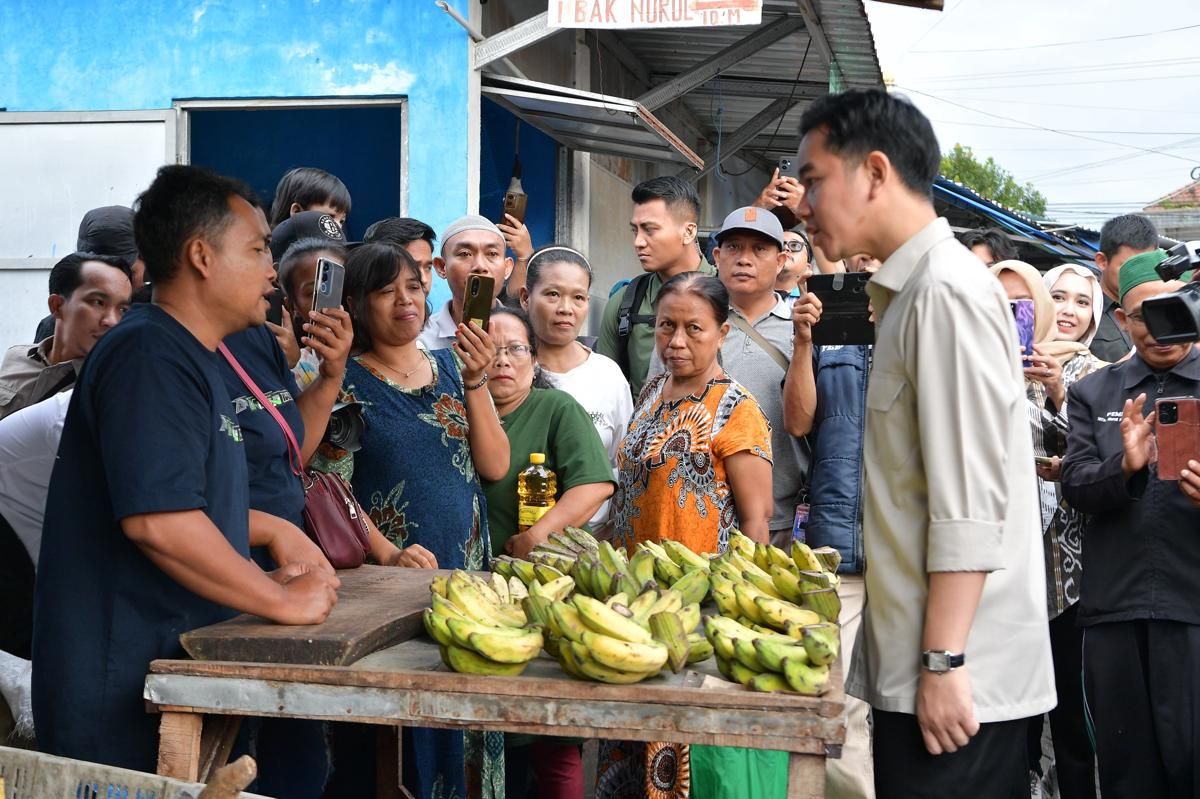 Gibran Blusukan ke Pasar Banyuwangi, Cek Inflasi Harga Komoditas