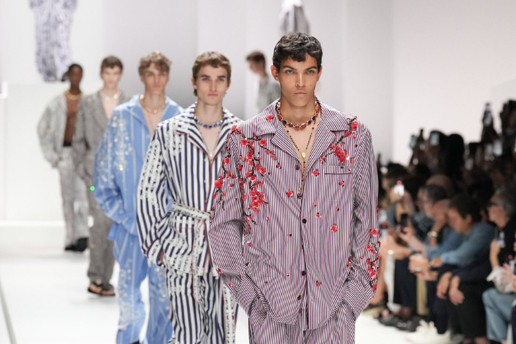 Dolce & Gabbana Perlihatkan Cara Baru Pakai Baju Tidur di Men's SS26