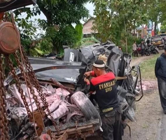 Avanza Tabrak Truk Parkir di Jalan Nasional Ponorogo-Trenggalek