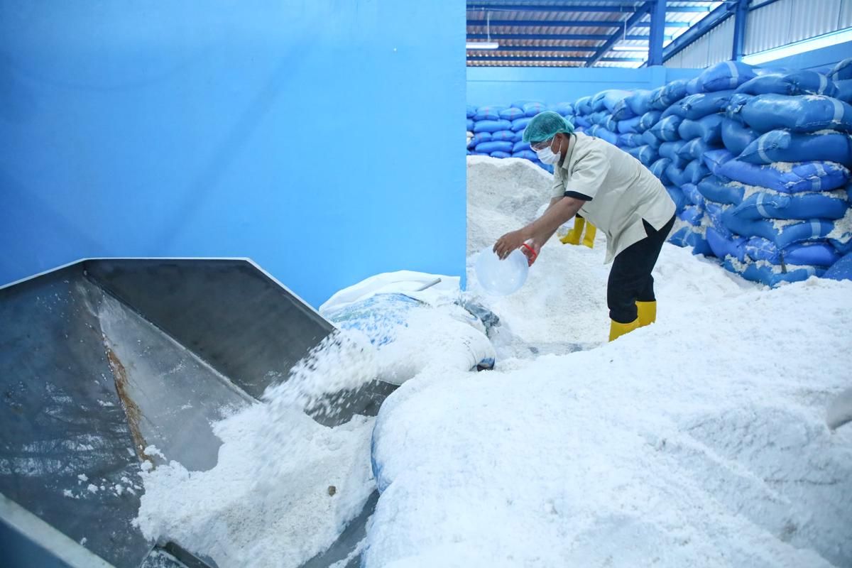 Jateng Tingkatkan Kualitas Garam Lokal Lewat Pengolahan di Gudang BUMD