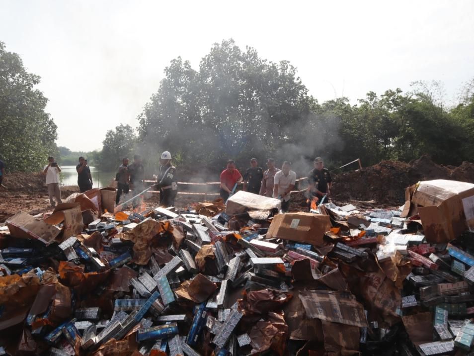 Rokok dan Alkohol, Bea Cukai Lampung  Musnahkan Barang Ilegal Rp10 Miliar