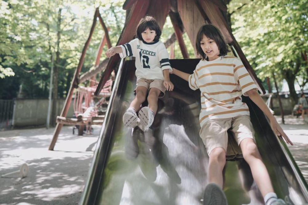 Intip Style Setelan Liburan Anak Ringgo & Sabai dan Artis Lain: Kasual dan Bergaya!