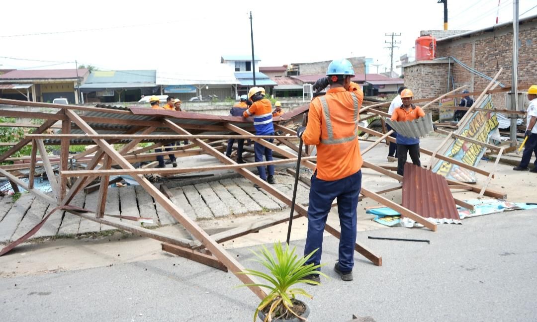 KAI Divre I Sumut Tertibkan Bangunan Liar di Labuhanbatu Utara
