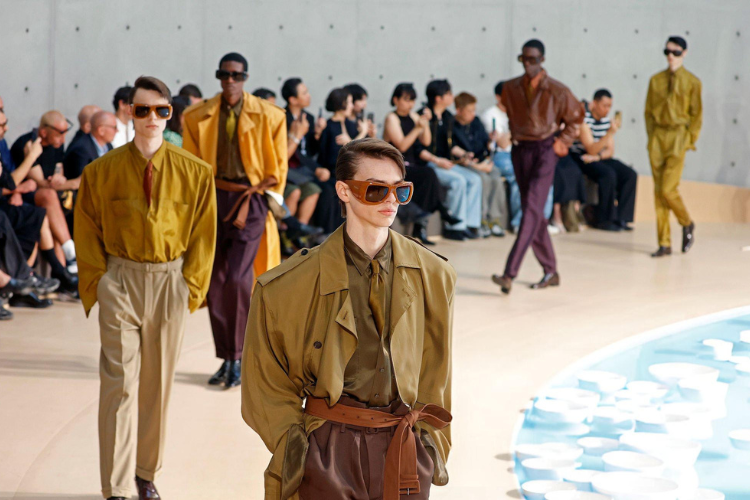 Anthony Vaccarello Tiadakan Kegelapan di Saint Laurent Men's SS26