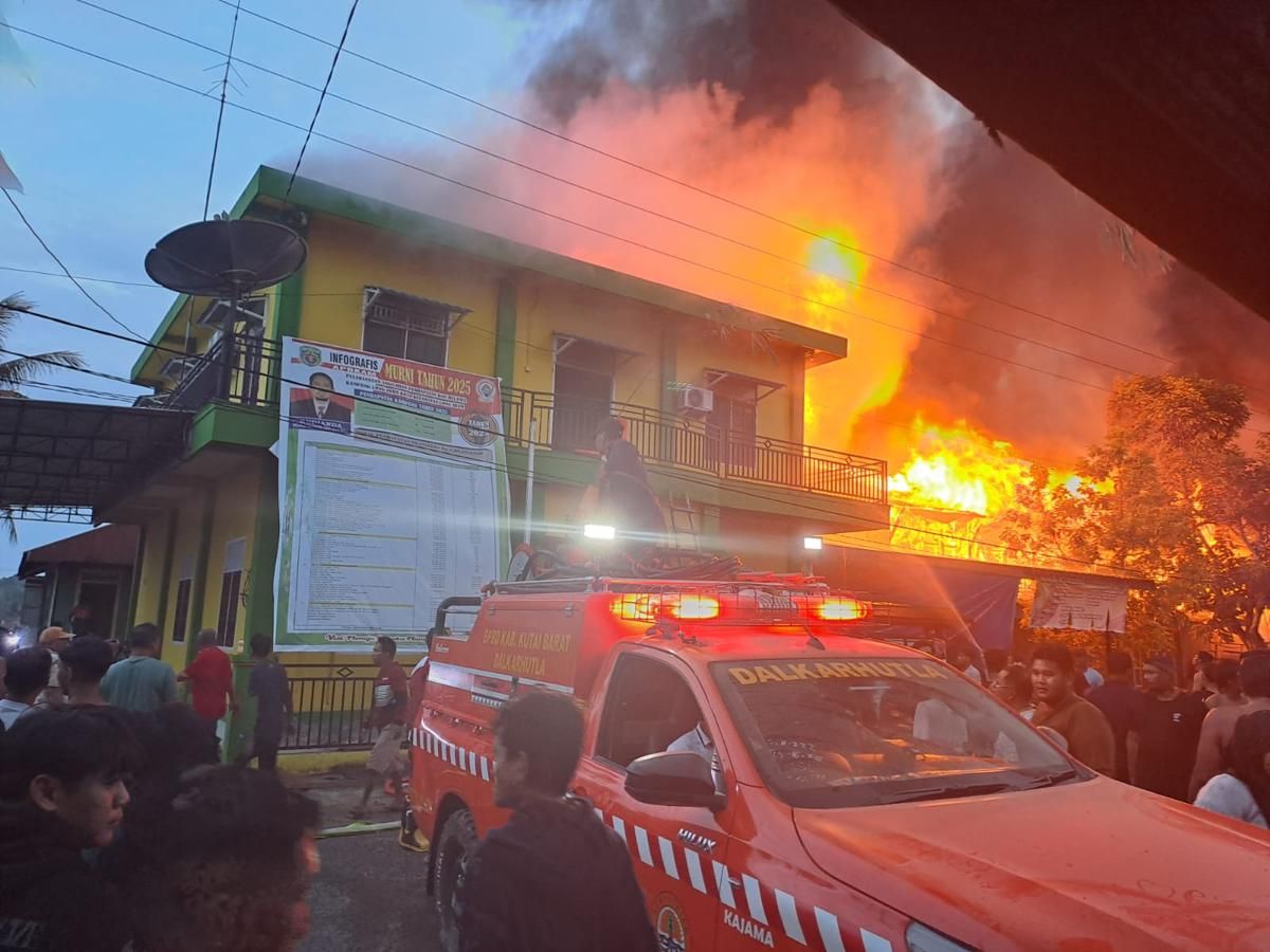 BREAKING!! Kebakaran Hanguskan Puluhan Kios di Pasar Lama Long Iram Kubar