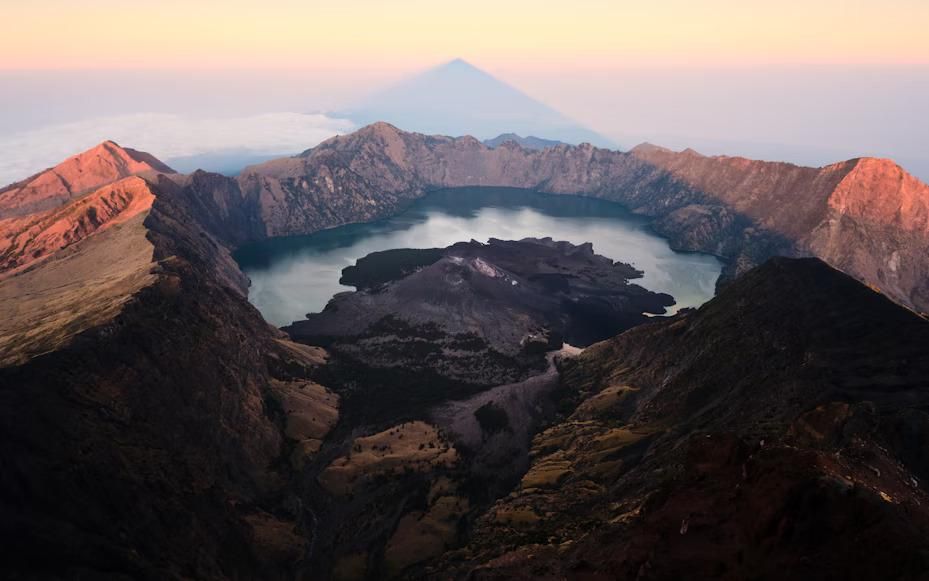 Apakah Gunung Rinjani Masih Aktif? Ini Fakta Geologisnya!
