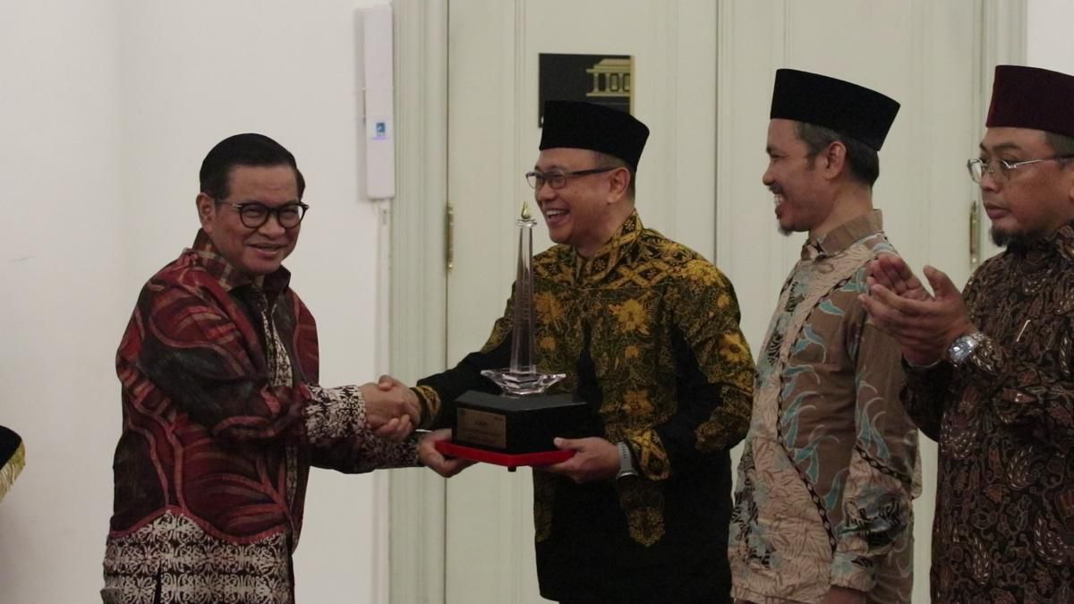 Pramono Serahkan Piala Gubernur Masjid Eco Friendly ke Masjid Miftahul Jannah
