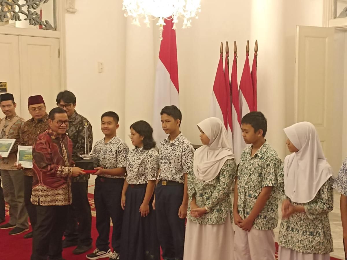 Pramono Serahkan Piala Gubernur ke SMP N 115 Juara Teka-Teki Gen Alpha