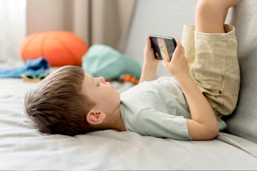 Waspadai Dampak Screen Time pada Otak Anak Prasekolah