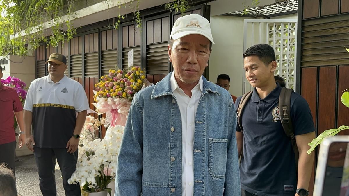 Membaik, Jokowi Antar Cucu Liburan Pakai Topi dan Jaket Denim