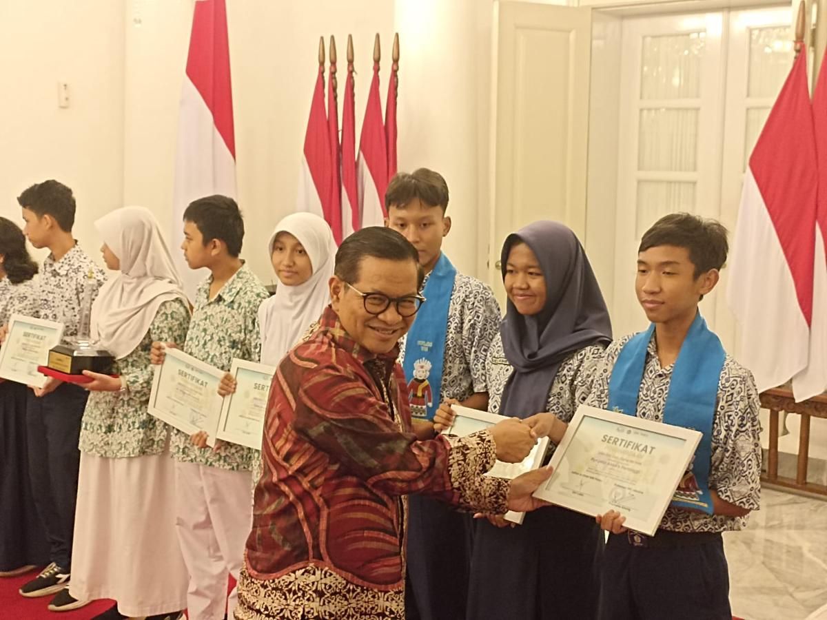 Dari Lorong Sekolah ke Gedung Gubernur Senyum Juara Teka Teki Gen Alpa