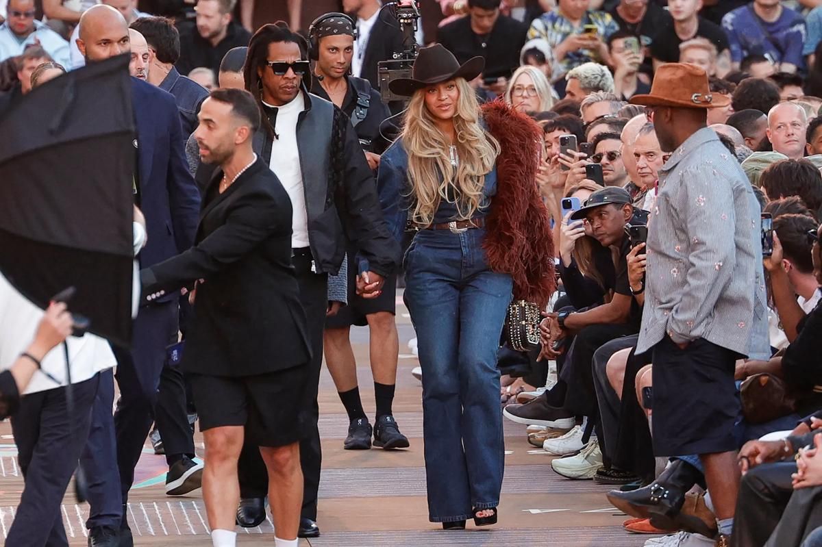 5 Foto Beyonce dan Jay-Z Pakai Baju Koboi di Show Louis Vuitton Paris
